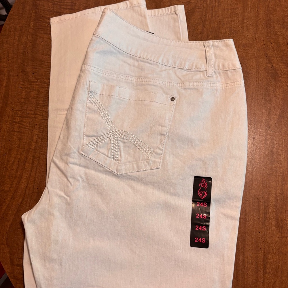Women's Torrid White Jeans sz 24 NWT